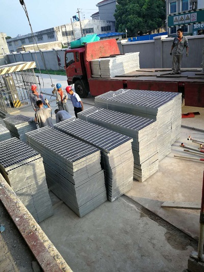 風電塔平台鋼格板設計91入口鋼格(gé)板8月大量出貨G325/20/50型號風電格柵