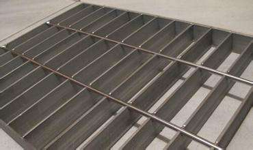 不鏽鋼鋼(gāng)格板焊接(jiē)變形的原因有哪些--無錫盛揚鋼格板廠